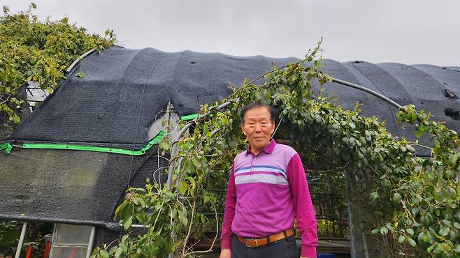 박양영 거림수목원 원장이 멀꿀나무 재배 하우스 앞에서 포즈를 취하고 있다. /허광욱 기자