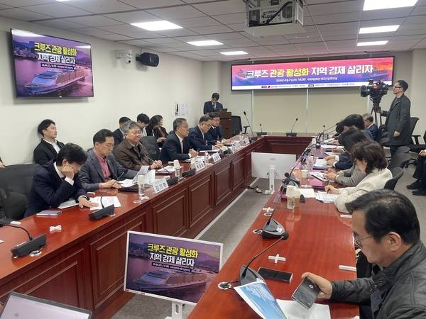 '크루즈 산업 활성화 국회 토론회'가 6일 오후 국회 의원회관에서 열리고 있다. 토론회를 주최한 최형두 의원이 인사말을 하고 있다. /김두천 기자