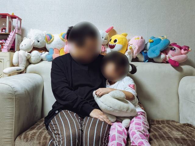 지난해 유방암 재발을 진단 받은 이미소(가명·38) 씨가 올해 초등학교에 입학한 자신의 딸을 다정하게 바라보고 있다. 항암 치료 전 모습. 김지효 기자