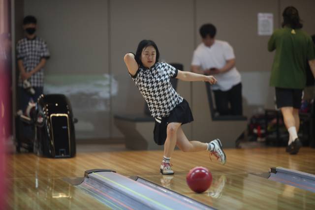 윤영희 대구 수성구 볼링협회 이사가 투구하고 있다. 대구시볼링협회 제공