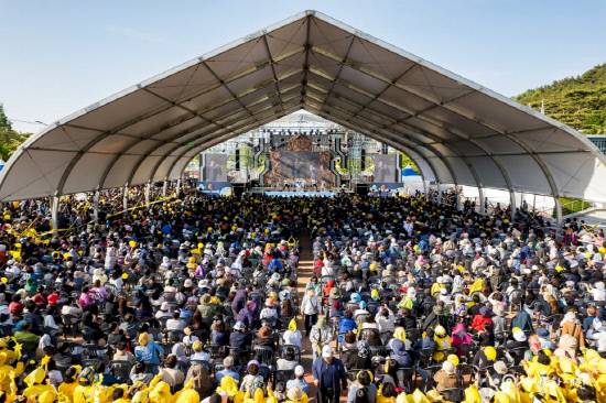 제28회 사천와룡문화제가 오는 24일부터 26일까지 사천시청 광장 일원에서 열린다. 사진은 지난해 행사 모습.