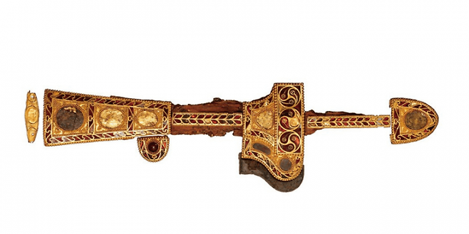 기메박물관 홈페이지에 올라온 금으로 장식된 손잡이와 칼집을 갖춘 단검 사진. /©국립경주박물관