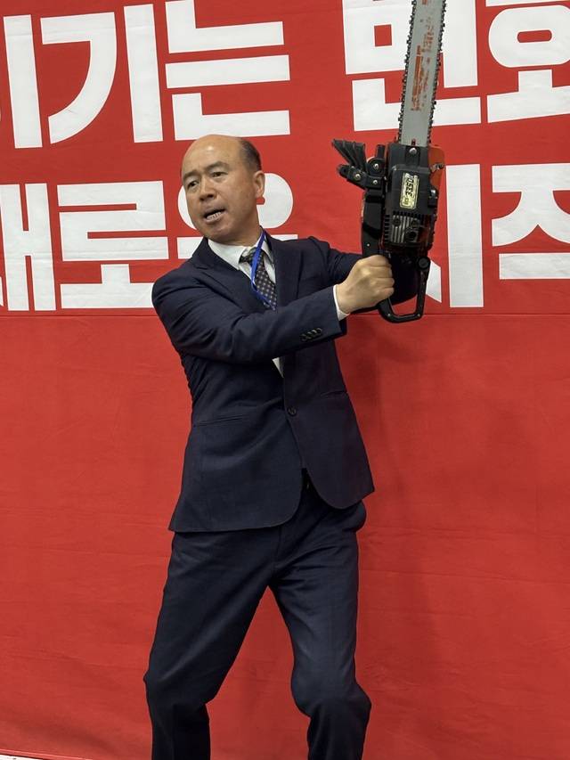 국민의힘 대구시장 경선에서 컷오프된 김한구 전 달성군 새마을협의회 감사가 7일 대구시당에서 기자회견을 열고 전기톱 퍼포먼스를 펼치고 있다. 이혜림 기자