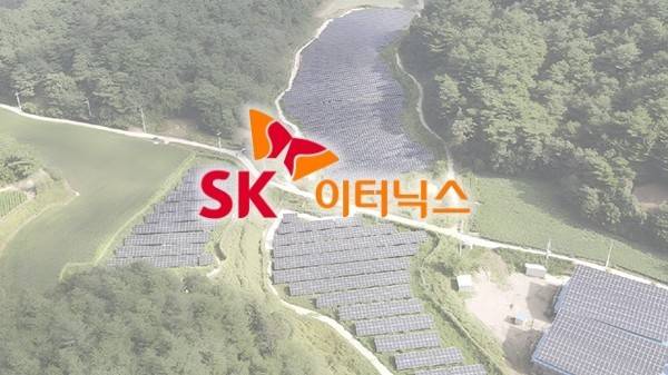 SK이터닉스의 솔라파크 봉화 법전1호 태양광발전소(배경)와 CI /사진 제공=SK이터닉스, 이미지 제작=이채연 기자