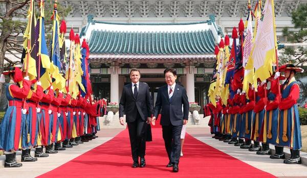 이재명 대통령이 3일 청와대에서 국빈 방한한 에마뉘엘 마크롱 프랑스 대통령과 공식 환영장으로 향하고 있다. 2026.4.3. 연합뉴스