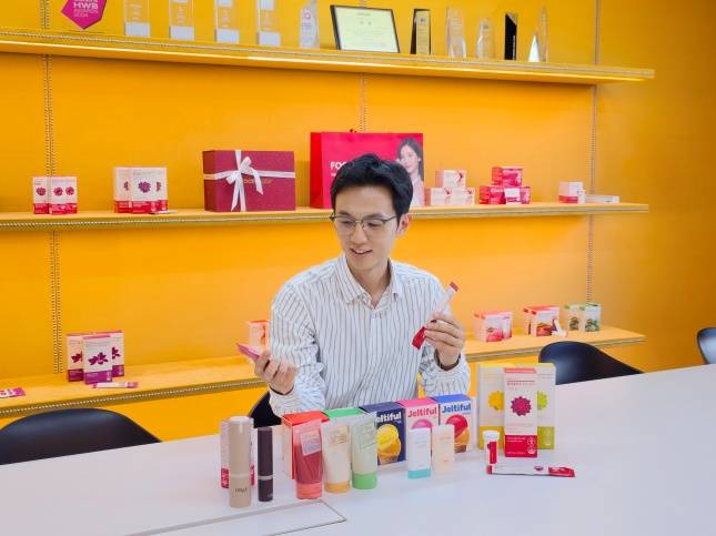 정준모 CSO가 푸드올로지 컷팅 젤리 제품에 대해 설명하는 모습/사진=어댑트