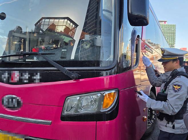 7일 오전 서울 서초구 양재IC서울방향에서 서초경찰서 소속 교통경찰관이 끼어들기 위반 운전자에게 범칙금을 부과하고 있다.(사진=김현재 기자)