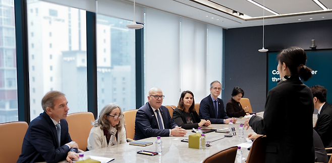 On April 6, at Lunit’s headquarters in Gangnam, Seoul, CEO Brandon Suh and company officials held discussions with a French delegation, including Bruno Bonnell(third from left), Secretary-General of the Secrétariat Général pour l’Investissement(SGPI) under the French Prime Minister’s Office, on potential areas of cooperation.(Photo=Lunit)