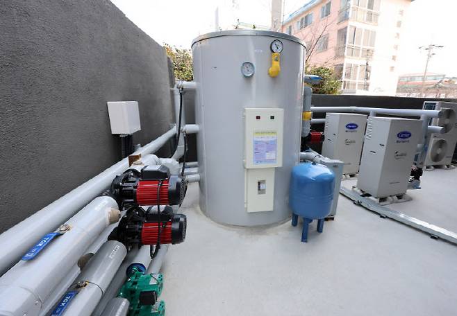 제주도내 한 공동주택에 설치된 공기열 히트펌프. (사진=연합뉴스)