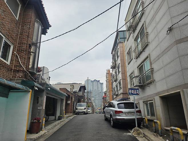 서울 중랑구 면목역 모아타운 대상지 건너편에 고층 건물이 들어서 있다. (사진=김형환 기자)