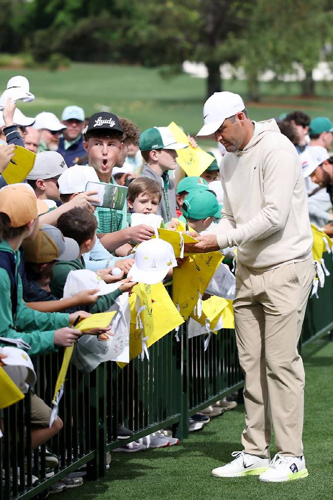 세계랭킹 1위 스코티 셰플러가 7일(한국시간) 미국 조지아주 오거스타 내셔널 골프클럽에서 연습을 마친 뒤 기다리고 있는 팬들에게 사인을 해주며 코스로 이동하고 있다. (사진=AFPBBNews)