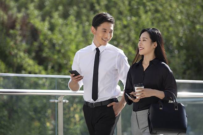 식사 후에 가볍게 걸으면 혈당을 조절하거나 소화를 촉진하는 등 여러 가지 건강상 효과를 얻을 수 있다. 사진=게티이미지뱅크