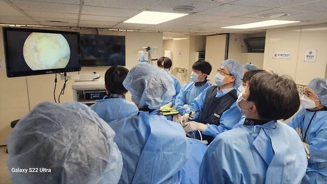 대한척추외과학회가 이달 4~5일 서울 연세대 의대에서 연 '2026 경추 및 요추 카데바(cadaver) 워크샵'에서 최승현 병원장(수술복 위에 검은색 조끼를 입은 사람)이 척추외과 전임의, 척추외과 수술을 시작한 지 3년 이내의 의사들에 '양방향 척추내시경'(UBE)을 활용한 요추 및 경추 수술을 직접 시연하고 있다. 사진=부산큰병원