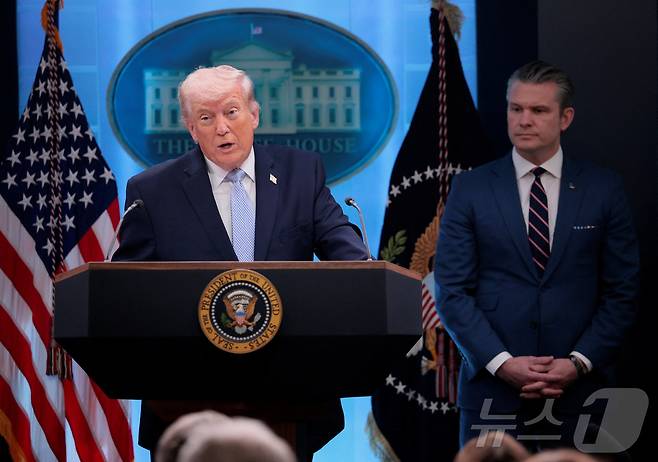 6일(현지시간) 도널드 트럼프 미국 대통령이 워싱턴DC 백악관에서 최근 이란에서 격추된 F-15 전투기 조종사 구출 작전 관련 기자회견을 하고 있다. 2026.04.06 ⓒ 로이터=뉴스1