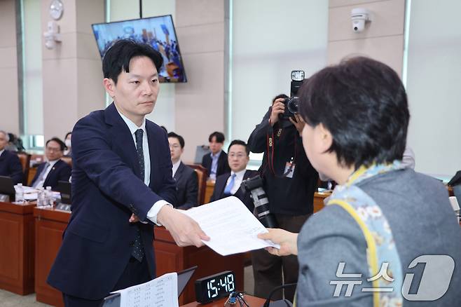 쌍방울 대북송금 사건을 담당했던 박상용 검사가 3일 서울 여의도 국회에서 열린 윤석열정권정치검찰조작기소의혹사건진상규명국정조사특별위원회 전체회의에서 증인 선서 거부에 대한 사유서를 제출한 후 서영교 위원장과 언쟁을 벌이고 있다. 2026.4.3 ⓒ 뉴스1 신웅수 기자