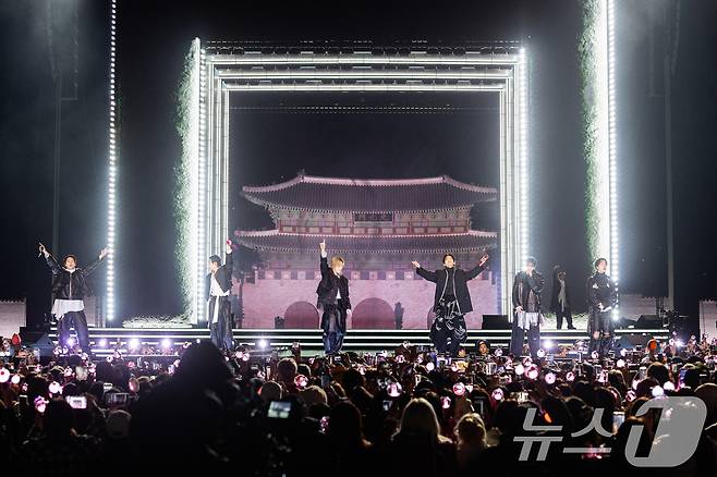 방탄소년단(BTS)이 21일 서울 광화문광장에서 'BTS 컴백 라이브: 아리랑' 발매 기념 컴백 공연을 하고 있다. (빅히트 뮤직·넷플릭스 제공. 재판매 및 DB 금지)
