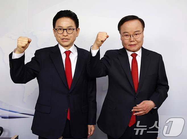2일 대구 중구 매일신문 스튜디오에서 열린 '6·3 지방선거 국민의힘 경북도지사 경선 비전 토론회'에서 이철우 후보(왼쪽)와 김재원 후보가 토론에 앞서 포즈를 취하고 있다. 2026.4.2 ⓒ 뉴스1 공정식 기자