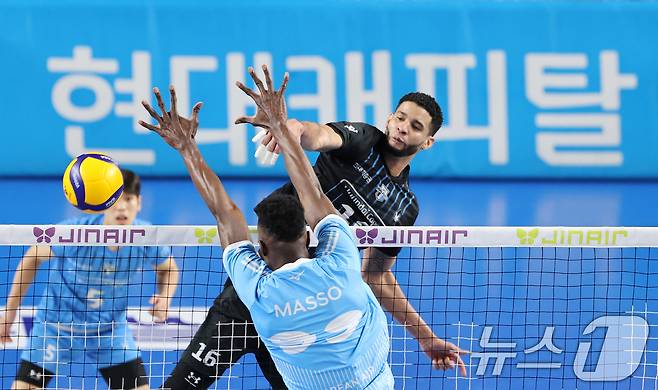 6일 충남 천안 유관순체육관에서 열린 프로배구 2025-2026 V리그 남자부 챔피언 결정전 3차전 대한항공과 현대캐피탈의 경기에서 현대캐피탈 레오가 공격을 시도하고 있다. 2026.4.6 ⓒ 뉴스1 김기태 기자