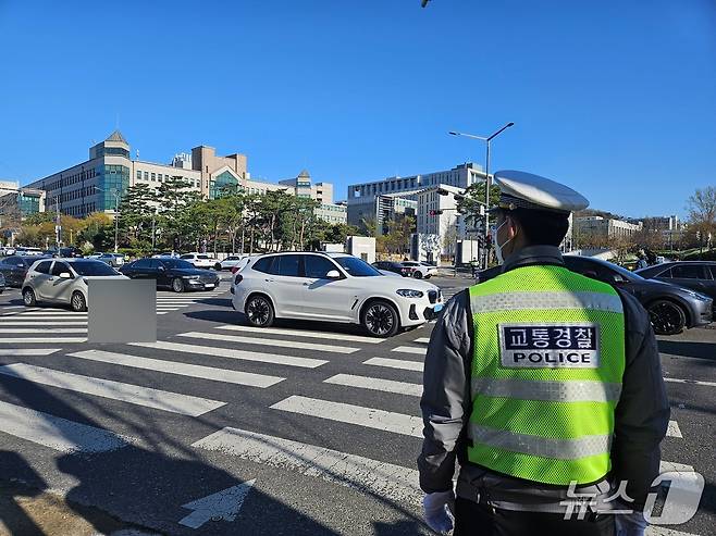 7일 오전 서울 서대문구 연세대 앞에서 경찰이 교통법규 위반 차량을 단속하고 있다. 2026.4.7 ⓒ 뉴스1 유채연 기자