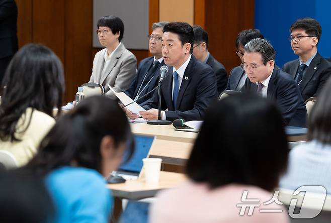 강훈식 비서실장이 7일 청와대 춘추관에서 열린 중동상황 관련 기자간담회에서 발언을 하고 있다. 2026.4.7 ⓒ 뉴스1 이재명 기자