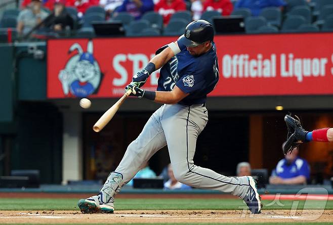 시애틀 매리너스 포수 칼 롤리가 7일(한국시간) 열린 2026 메이저리그 텍사스 레인저스전에서 1회초 시즌 1호 홈런을 터뜨렸다. ⓒ AFP=뉴스1