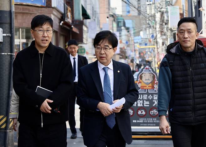 인태연 소상공인시장진흥공단 이사장이 서울 관악구 샤로수길을 찾아 골목상권 운영 현황을 점검하고 상인들과 소통했다.(소상공인시장진흥공단 제공)