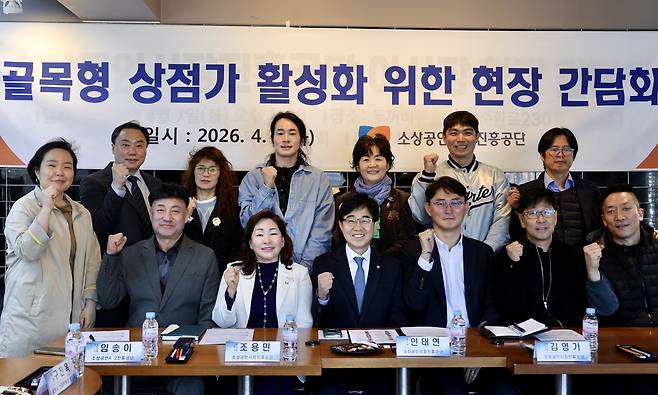 인태연 소상공인시장진흥공단 이사장이 서울 관악구 샤로수길을 찾아 골목상권 운영 현황을 점검하고 상인들과 소통했다.(소상공인시장진흥공단 제공)