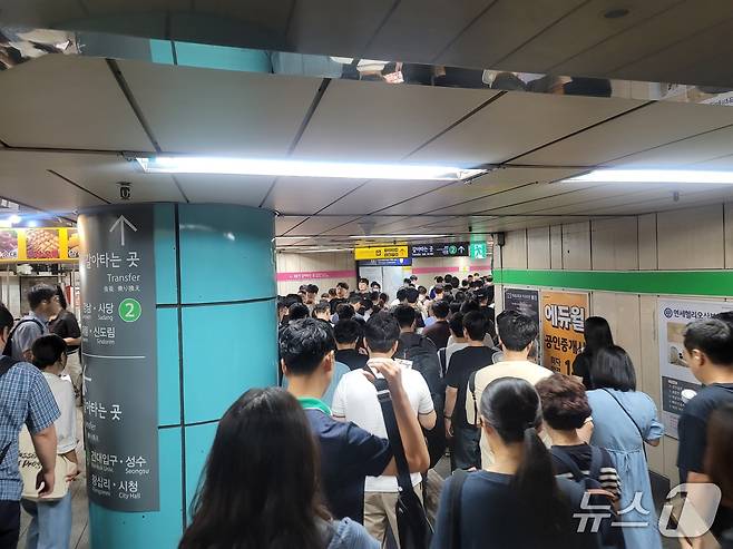 잠실역 대합실에서 승객들이 이동하고 있다.(서울교통공사 제공)
