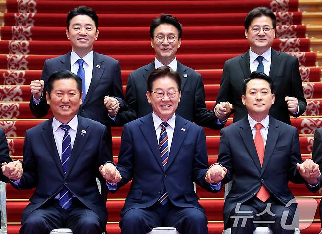 이재명 대통령과 정청래 더불어민주당 대표, 장동혁 국민의힘 대표가 7일 청와대에서 열린 여야정 민생경제협의체 회담 및 오찬에서 기념촬영을 하고 있다. (청와대통신사진기자단) 2026.4.7 ⓒ 뉴스1 이재명 기자