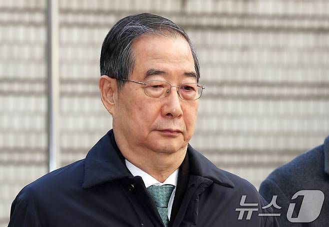 한덕수 전 국무총리가 21일 오후 서울 서초구 서울중앙지법에서 열린 내란 우두머리 방조, 내란 중요임무 종사 혐의 사건 1심 선고공판에 출석하고 있다. 이날 내란 중요임무 종사 혐의로 기소된 한 전 총리는 1심에서 징역 23년을 선고받고 법정구속됐다. 2026.1.21 ⓒ 뉴스1 박지혜 기자