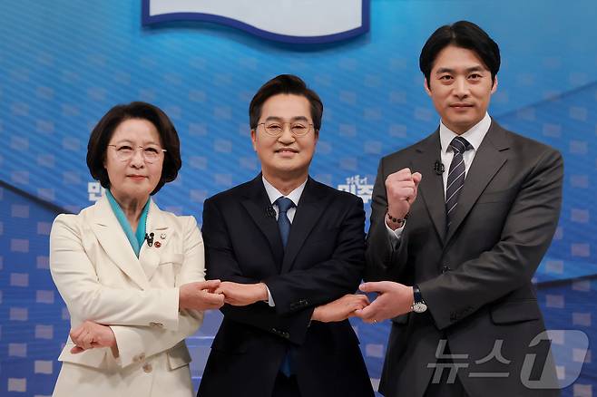 추미애(왼쪽부터), 김동연, 한준호 더불어민주당 경기도지사 경선후보가 지난 1일 서울 양천구 SBS 목동 스튜디오에서 열린 더불어민주당 경기도지사 후보자 2차 TV 합동토론회에서 기념촬영을 하고 있다. 2026.4.1 ⓒ 뉴스1 국회사진기자단
