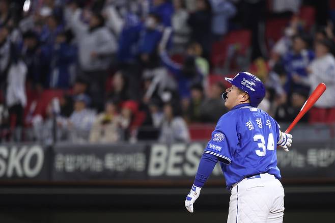 삼성 최형우가 7일 열린 KIA전에서 9회초 홈런을 친 뒤 타구를 바라보고 있다. (삼성 제공)