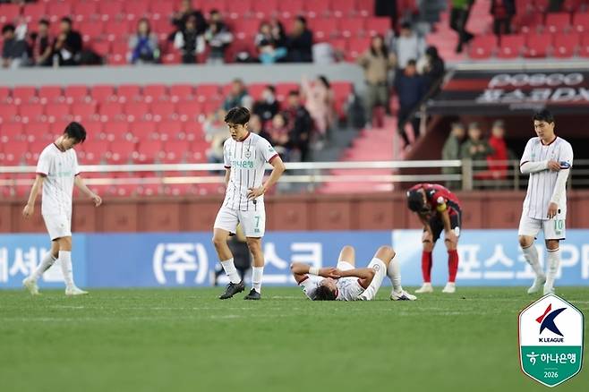 대전 선수들이 포항전에서 패한 뒤 아쉬워하고 있다. 사진 | 한국프로축구연맹
