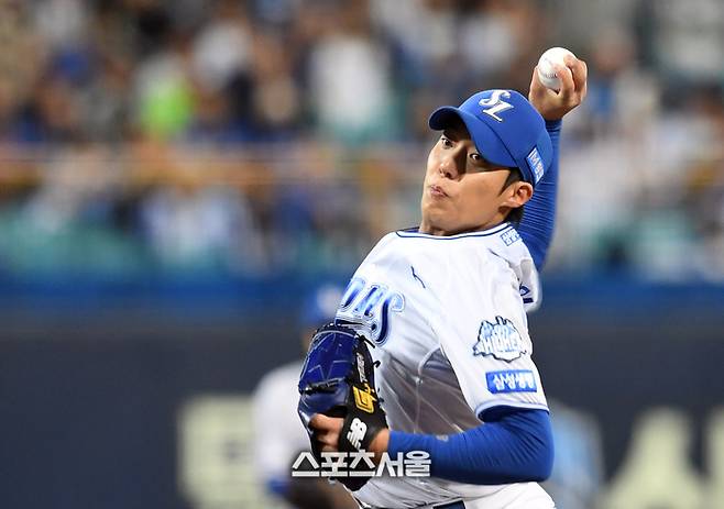 삼성 원태인이 22일 대구 삼성라이온즈파크에서 열린 2025 KBO리그 한화와의 플레이오프 4차전에 선발 등판해 힘차게 공을 던지고 있다. 2025. 10. 22.  대구 | 박진업 기자 upandup@sportsseoul.com