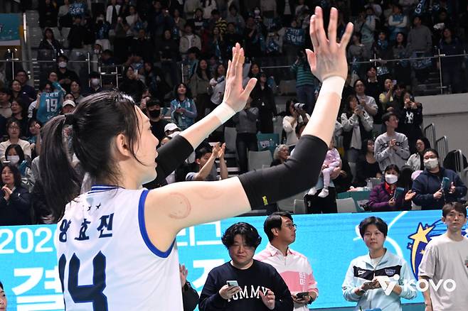 마지막 경기 후 인사하는 양효진. 제공 | 한국배구연맹