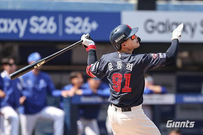 롯데 윤동희가 28일 대구삼성라이온즈파크에서 열린 2026 KBO리그 정규시즌 개막전 삼성과 경기에서 우월 투런 홈런을 치고 있다. 사진 | 롯데 자이언츠