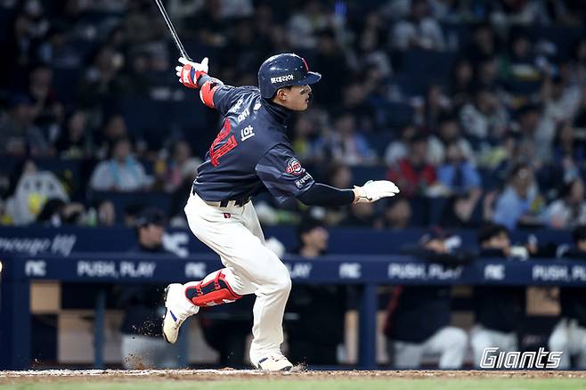 롯데 윤동희가 1일 창원NC파크에서 열린 2026 KBO리그 정규시즌 NC전에서 안타를 치고 있다. 사진 | 롯데 자이언츠