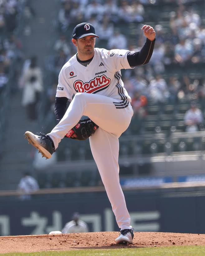 두산 잭로그가 5일 서울 잠실구장에서 열린 2026 KBO리그 정규시즌 한화전에 선발 등판해 역투하고 있다. 사진 | 두산 베어스