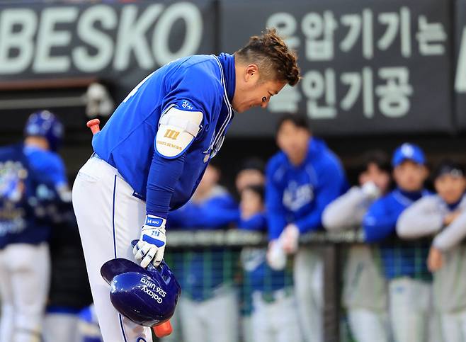 삼성 최형우가 7일 광주-기아 챔피언스 필드에서 열린 2026 KBO리그 정규시즌 삼성전 1회초 첫 타석에 들어서며 KIA 팬들에게 인사하고 있다. 사진 | 광주=연합뉴스