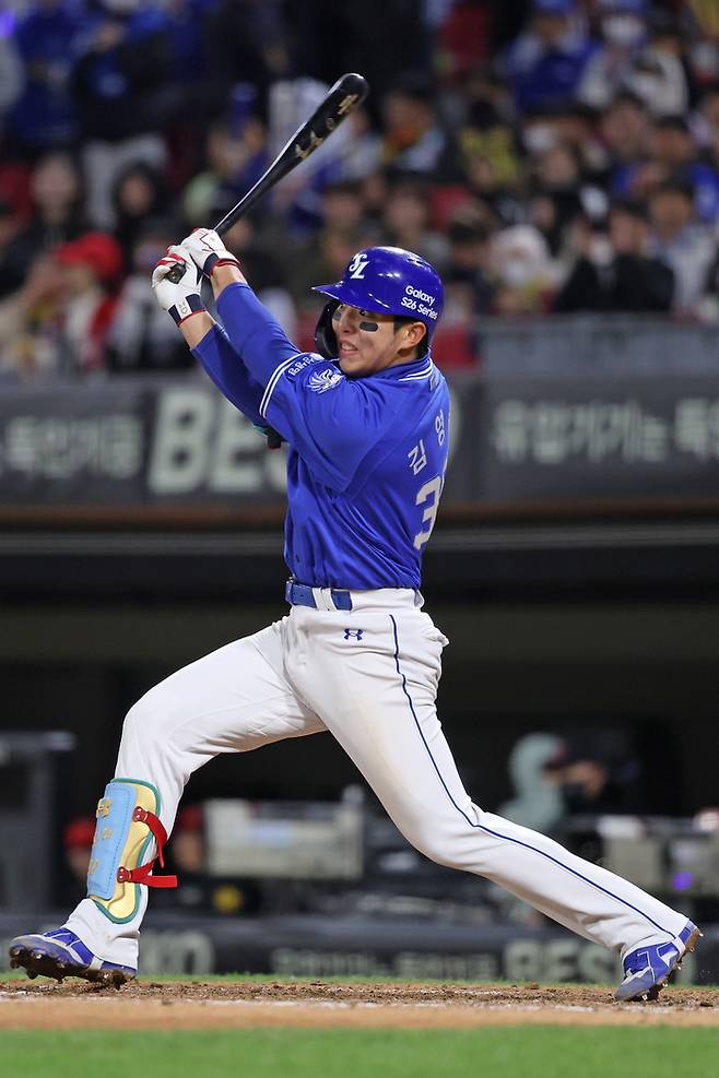 삼성 김영웅이 7일 광주-기아 챔피언스 필드에서 열린 2026 KBO리그 정규시즌 KIA와 경기에서 8회초 역전 적시타를 때리고 있다. 사진 | 삼성 라이온즈