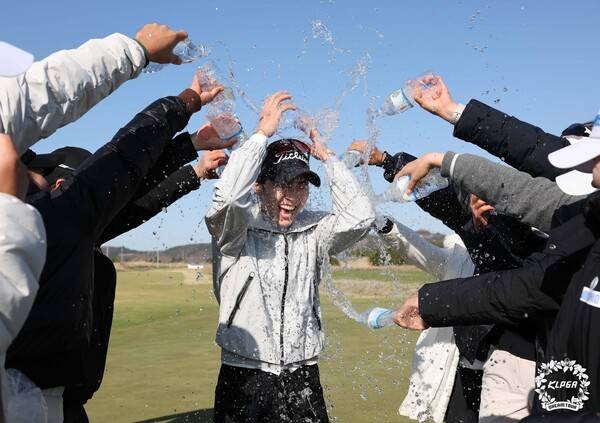 'KLPGA 2026 군산CC 드림투어 2차전(총상금 7천만 원, 우승상금 1천5십만 원)'에서 강지선(30)이 5차 연장 접전 끝에 드림투어 첫 우승 트로피를 들어 올렸다.(KLPGA 2026 군산CC 드림투어 2차전 우승자 강지선). /사진=KLPGA
