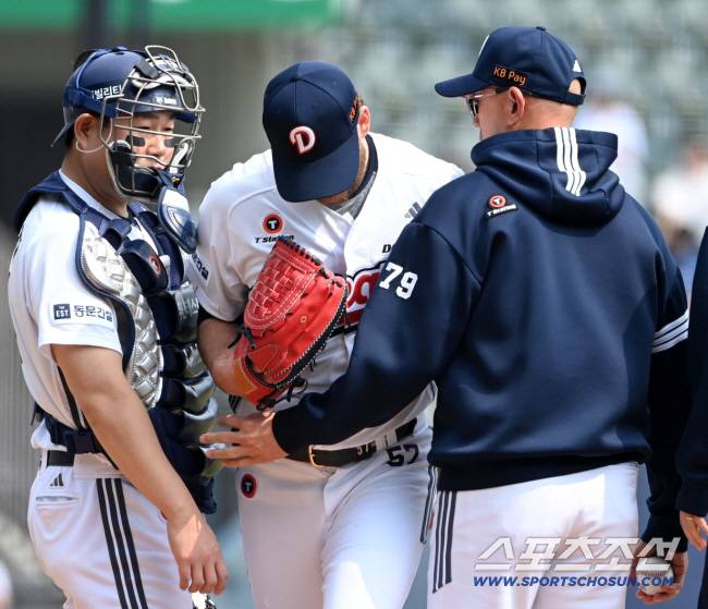 지난 해 5월 11일 잠실야구장에서 열린 NC와 두산의 더블헤더 1차전, 3회초 두산 콜어빈이 교체되며 포수 양의지와 박정배 투수코치의 어깨를 밀치며 마운드를 내려가고 있다. 잠실=허상욱 기자wook@sportschosun.com