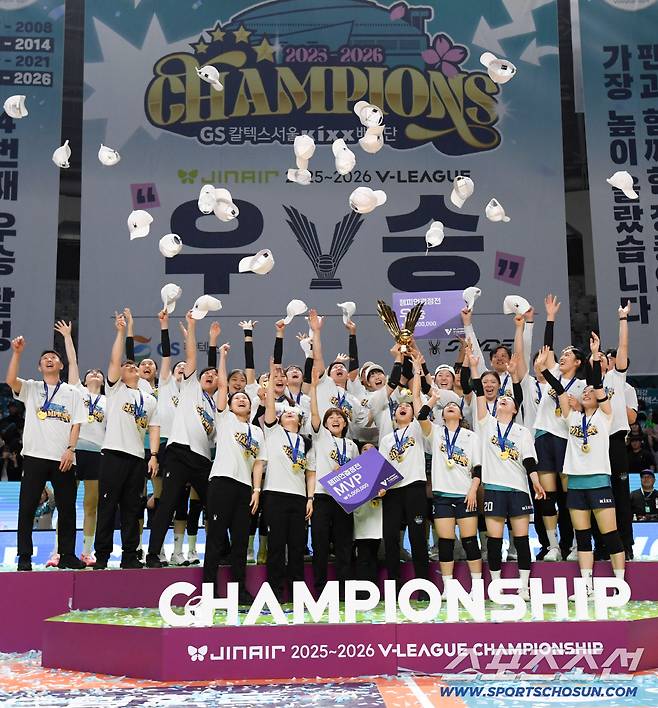 5일 장충체육관에서 열린 V리그 챔피언결정전 GS칼텍스와 도로공사의 경기. 우승을 차지한 GS칼텍스 선수들이 환호하고 있다. 장충=박재만 기자 pjm@sportschosun.com/2026.04.05/