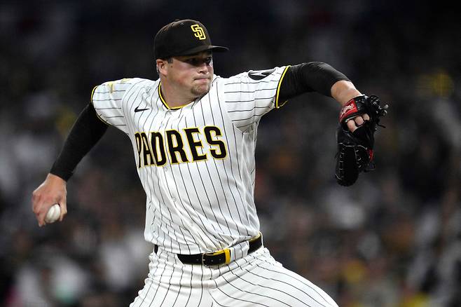 샌디에이고 마무리 투수 메이슨 밀러가 구단 최장 무실점 투구 신기록에 다가서고 있다. 밀러는 샌디에이고 입단 후 3번째 경기였던 지난해 8월 애리조나전부터 지금까지 24경기에서 단 1점도 내주지 않고 있다. 올 시즌 4차례 등판에서도 단 1안타만 허용하면서 무실점 투구를 펼치고 있으며, 최근 3경기에선 3이닝 아웃카운트를 모두 헛스윙 삼진으로 잡았다. AFP연합뉴스