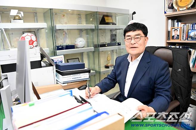 박상수 삼척시장이 6일 강원 삼척시청에서 진행된 스포츠조선과의 인터뷰에 앞서 포즈를 취하고 있다. 삼척=허상욱 기자wook@sportschosun.com/2026.04.06/