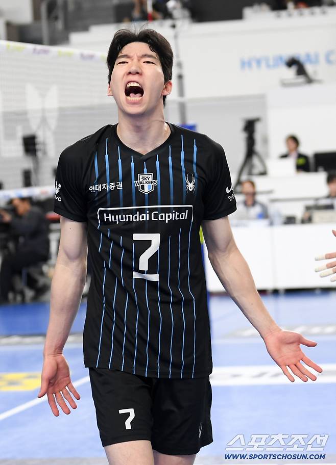 6일 천안 유관순체육관에서 열린 V리그 챔피언결정전 현대캐피탈과 대한항공의 경기. 3차전 승리한 현대캐피탈 허수봉이 환호하고 있다. 천안=박재만 기자 pjm@sportschosun.com/2026.04.06/