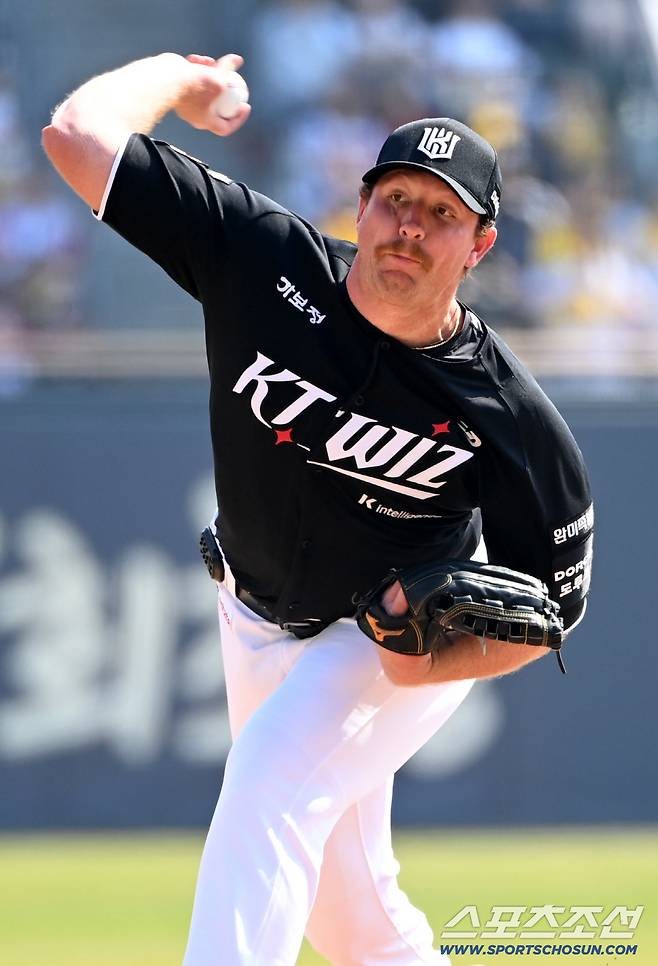 28일 잠실야구장에서 열린 KT와 LG의 개막전. KT 선발투수 사우어가 역투하고 있다. 잠실=허상욱 기자wook@sportschosun.com/2026.03.28/