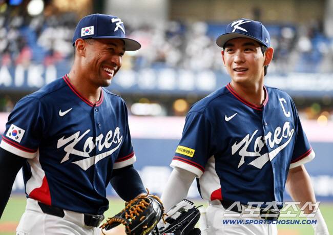 지난 3월 3일 일본 오사카 교세라돔에서 열린 WBC(월드베이스볼클래식) 한국과 오릭스 버팔로스의 경기에서 이정후와 저마이 존스(왼쪽)가 발걸음을 옮기고 있다. 오사카(일본)=허상욱 기자wook@sportschosun.com