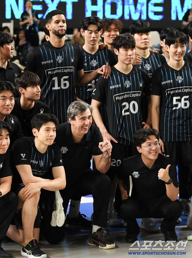 6일 천안 유관순체육관에서 열린 V리그 챔피언결정전 현대캐피탈과 대한항공의 경기. 3차전 승리한 현대캐피탈 필립 블랑 감독이 미소 짓고 있다. 천안=박재만 기자 pjm@sportschosun.com/2026.04.06/