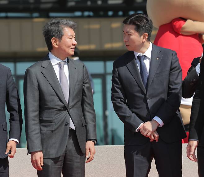 대화 나누는 정몽규 회장-유승민 회장
(천안=연합뉴스) 류영석 기자 = 7일 충남 천안 코리아풋볼파크에서 열린 공식 개관식에서 정몽규 대한축구협회장(왼쪽)과 유승민 대한체육회장이 대화를 나누고 있다. 2026.4.7
ondol@yna.co.kr
(끝)
<저작권자(c) 연합뉴스, 무단 전재-재배포, AI 학습 및 활용 금지>